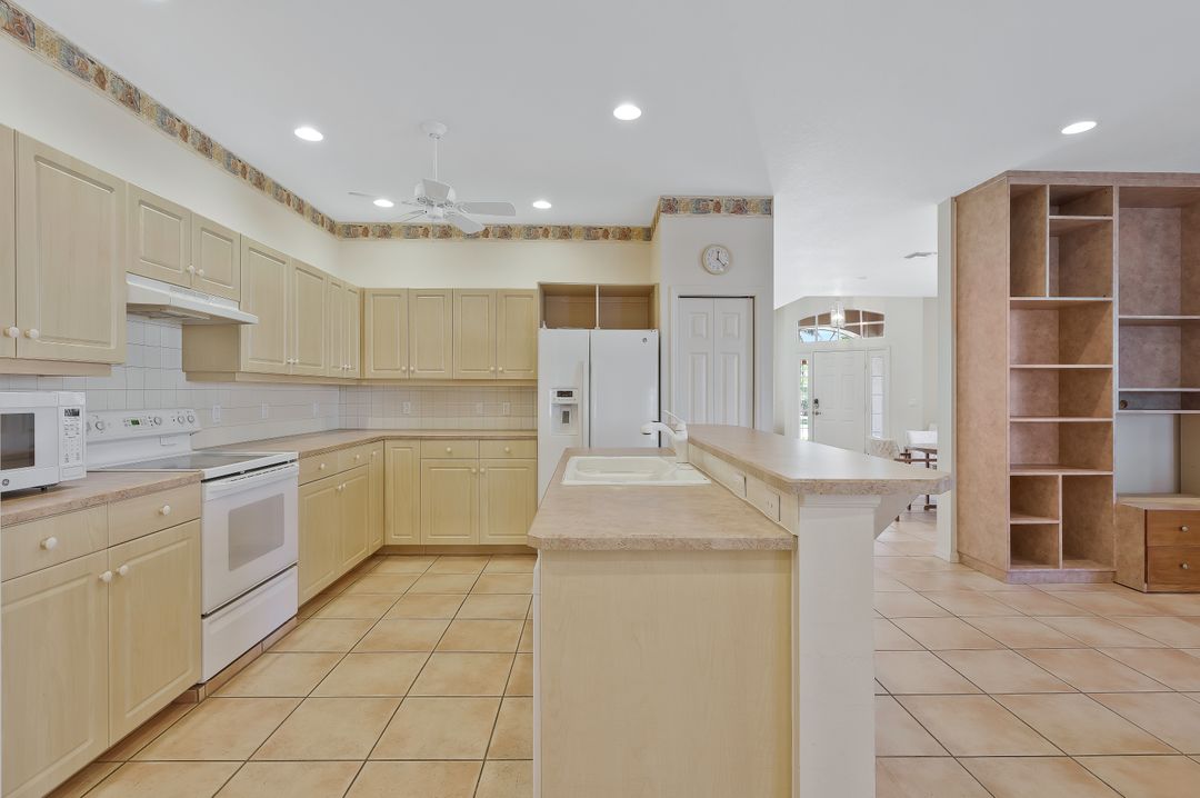 1726 Emerald Cove Cir, Cape Coral, FL 33991