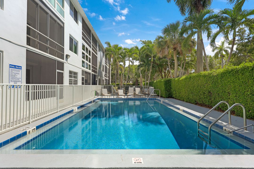 72 7th St S #106, Naples, FL 34102