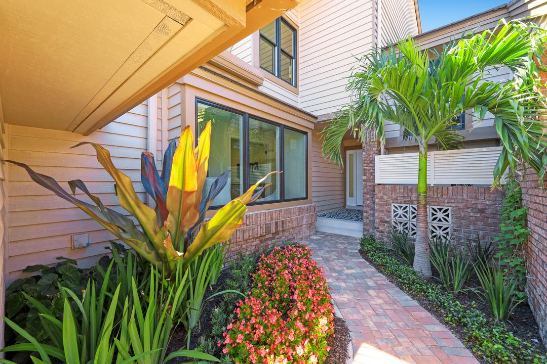 563 Park Shore Dr, Naples, FL 34103