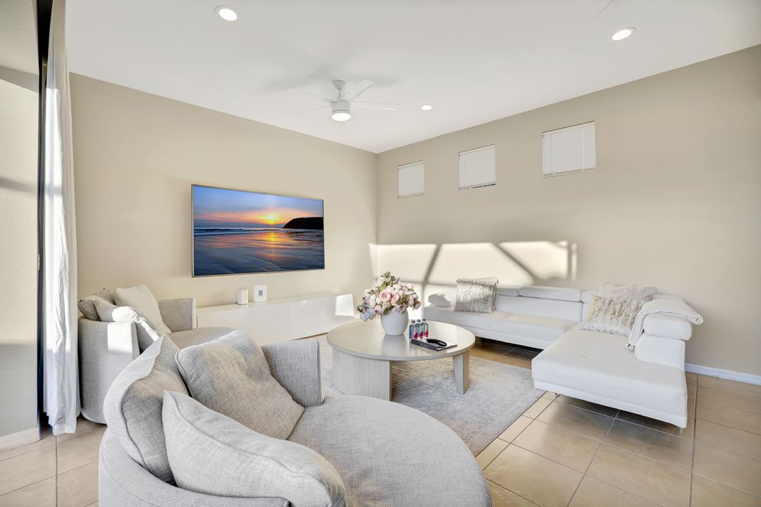 531 105th Ave N, Naples, FL 34108