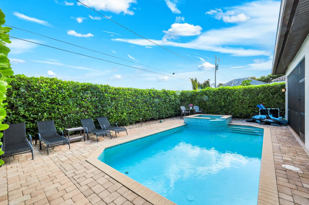631 100th Ave N, Naples, FL 34108