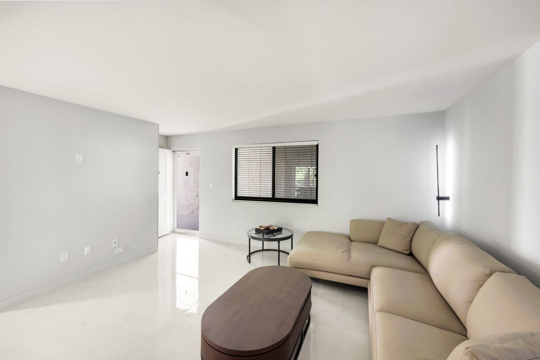 788 Park Shore Dr #E20, Naples, FL 34103