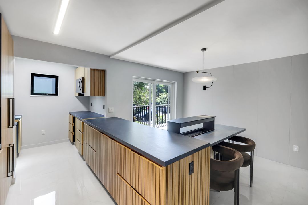 788 Park Shore Dr #E20, Naples, FL 34103