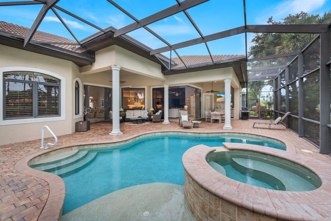 9002 Shenendoah Cir, Naples, FL 34113