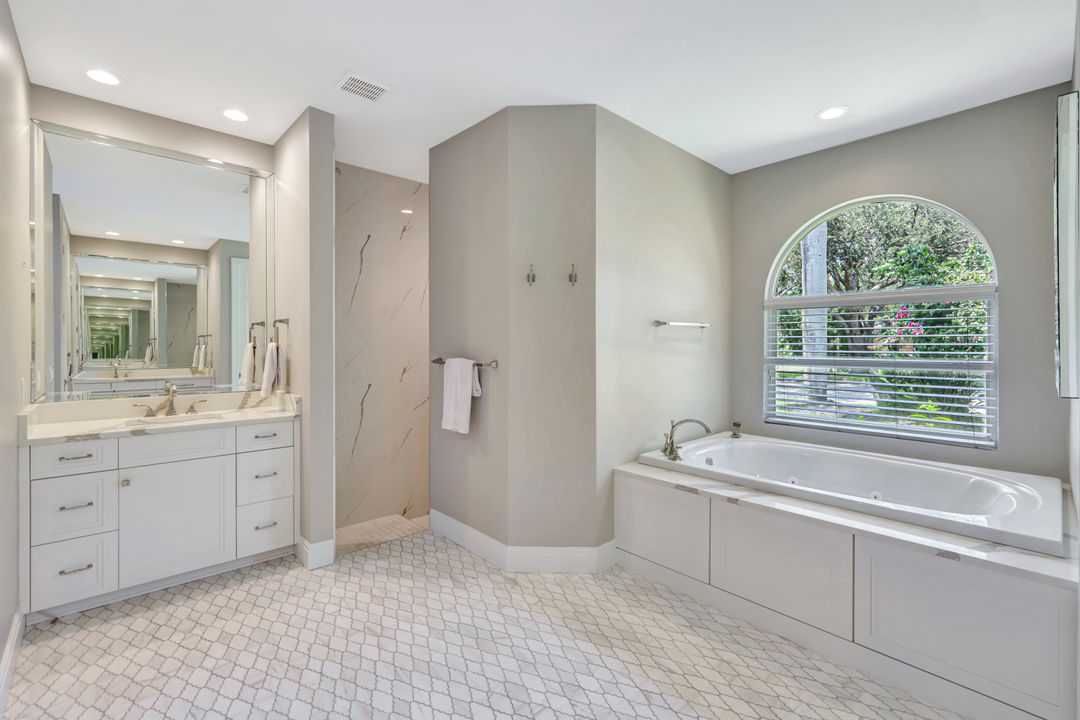 9833 Clear Lake Cir, Naples, FL 34109