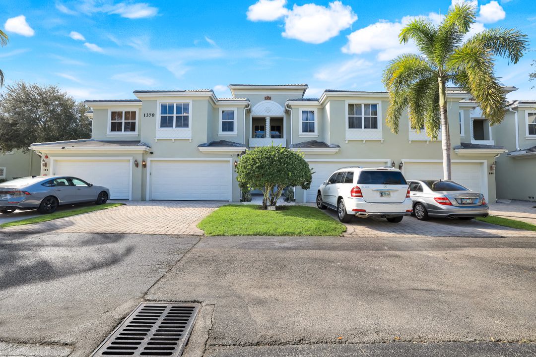 1370 Mariposa Cir #102, Naples, FL 34105