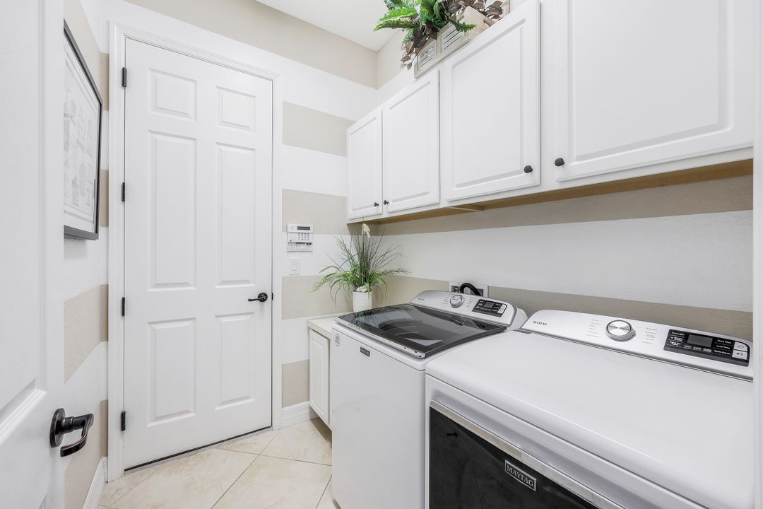 2939 Aviamar Cir, Naples, FL 34114