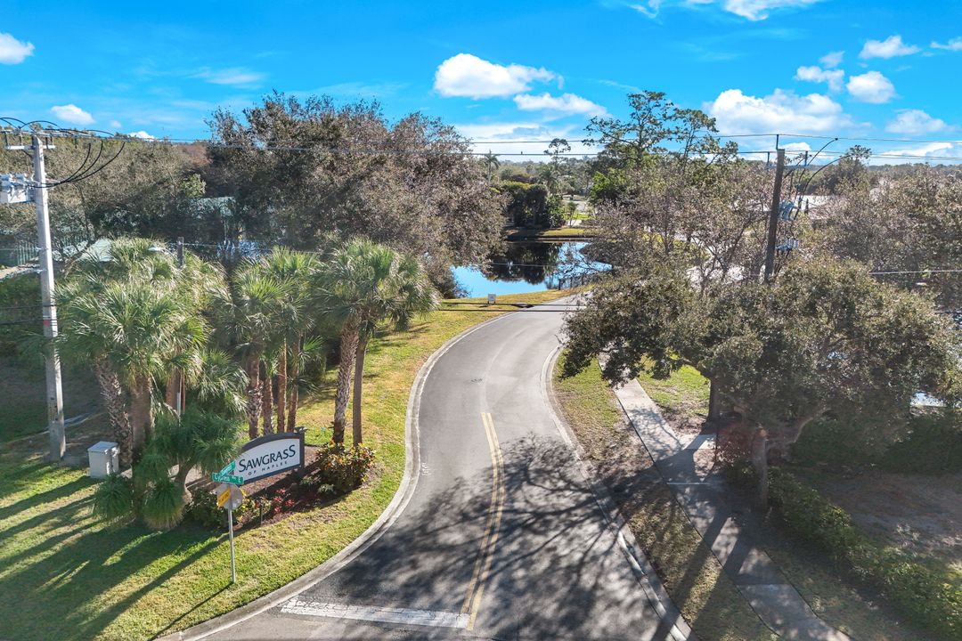 302 Sawgrass Ct, Naples, FL 34110