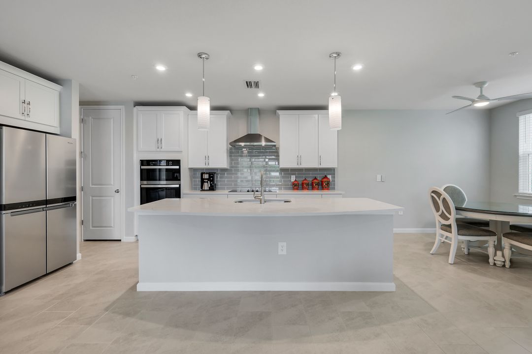 4563 Arboretum Cir #101, Naples, FL 34112