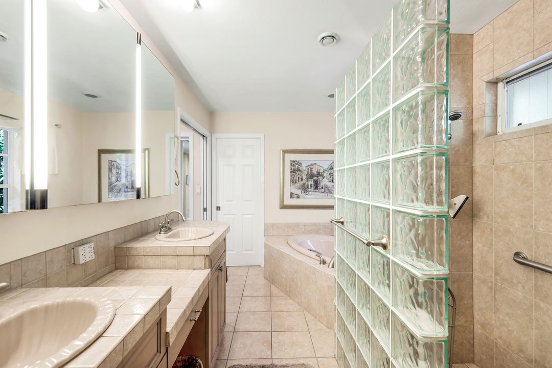 712 Pine Creek Ln, Naples, FL 34108