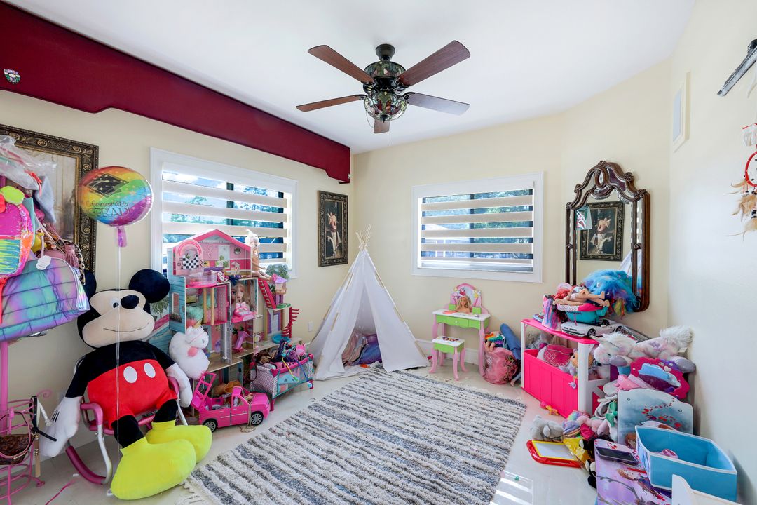 221 10th St SE, Naples, FL 34117