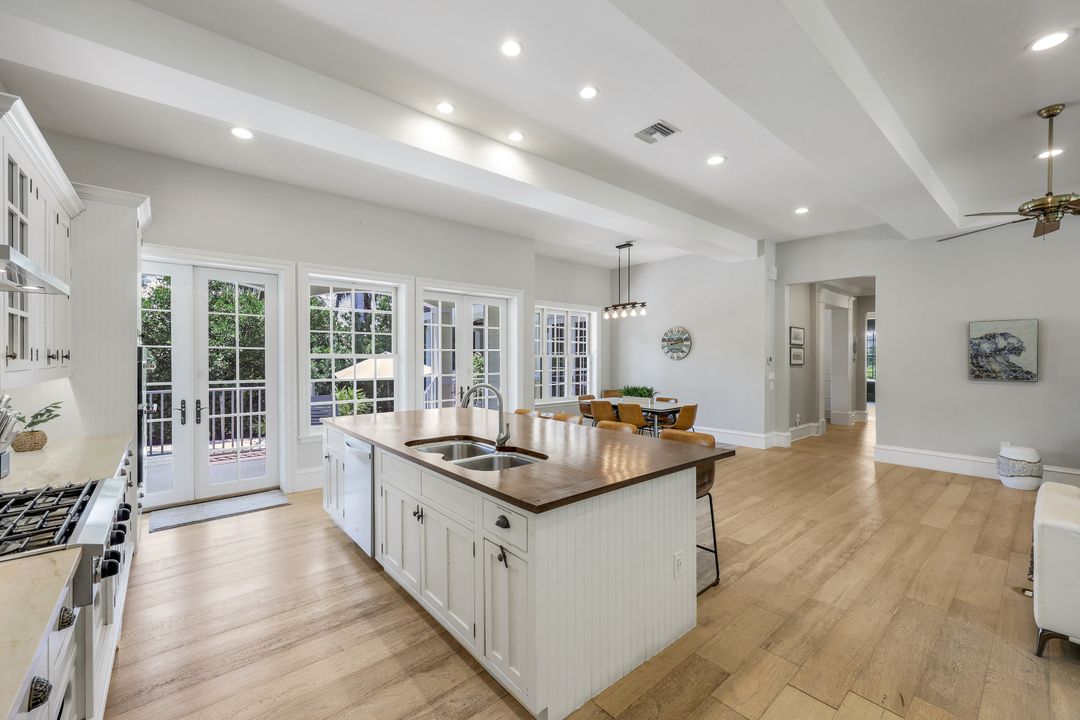 1550 Gordon Dr, Naples, FL 34102