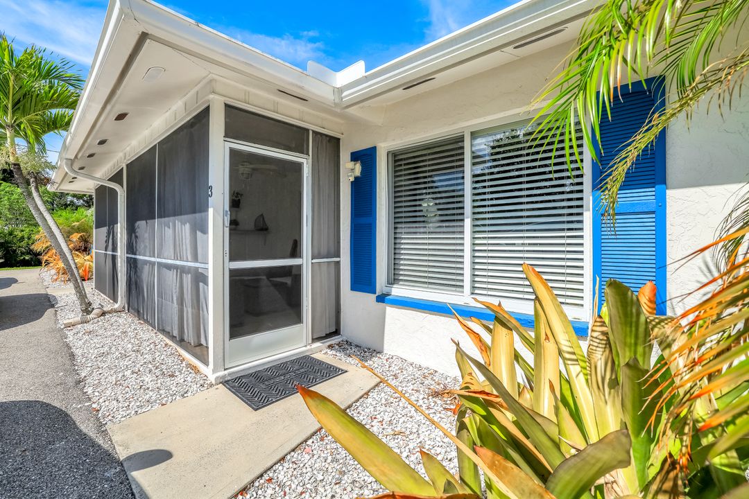 10095 7th St N #3, Naples, FL 34108