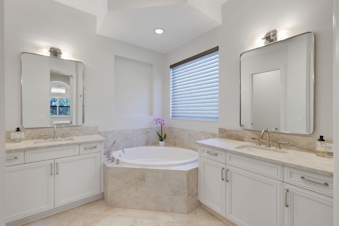 7319 Lantana Cir, Naples, FL 34119