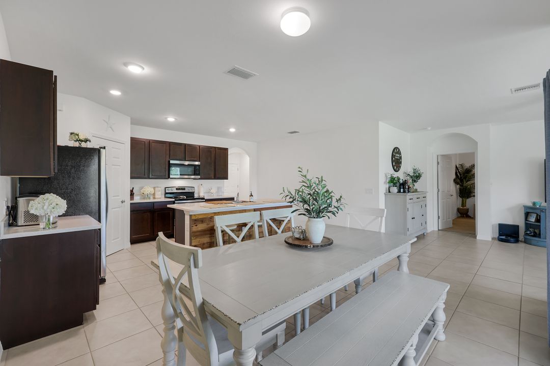 2816 Zaragoza Ct, Cape Coral, FL 33909