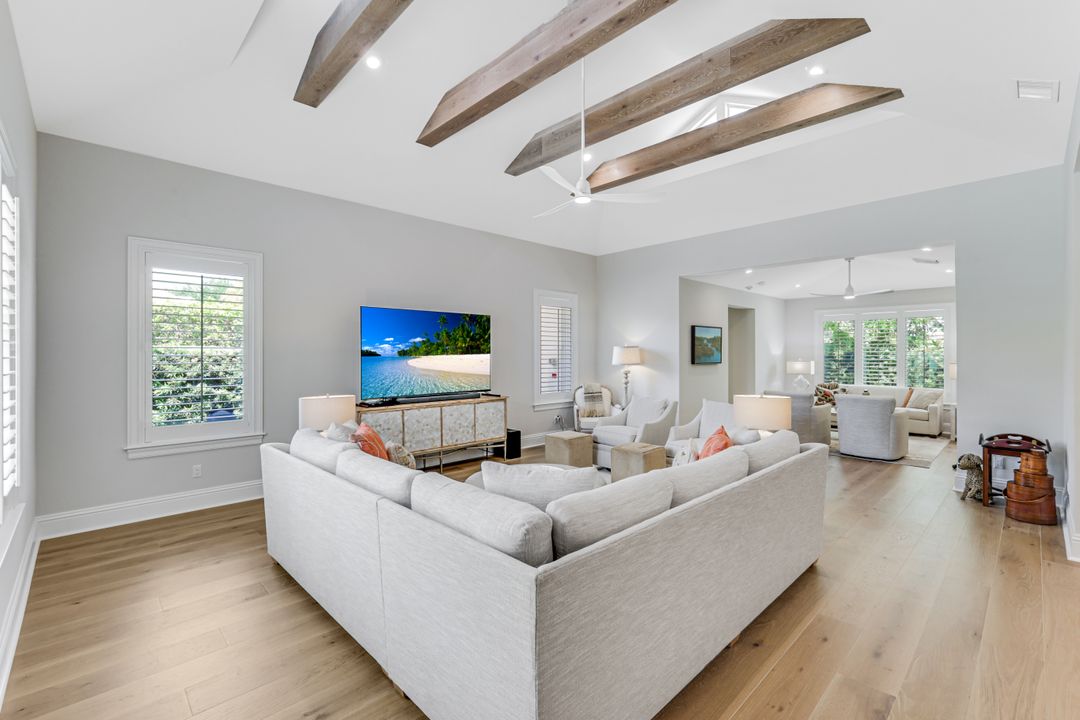 641 Pine Ct, Naples, FL 34102