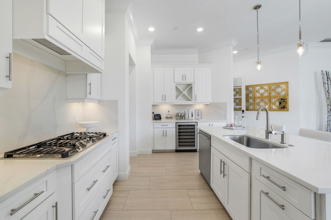 16374 Viansa Wy #302, Naples, FL 34110