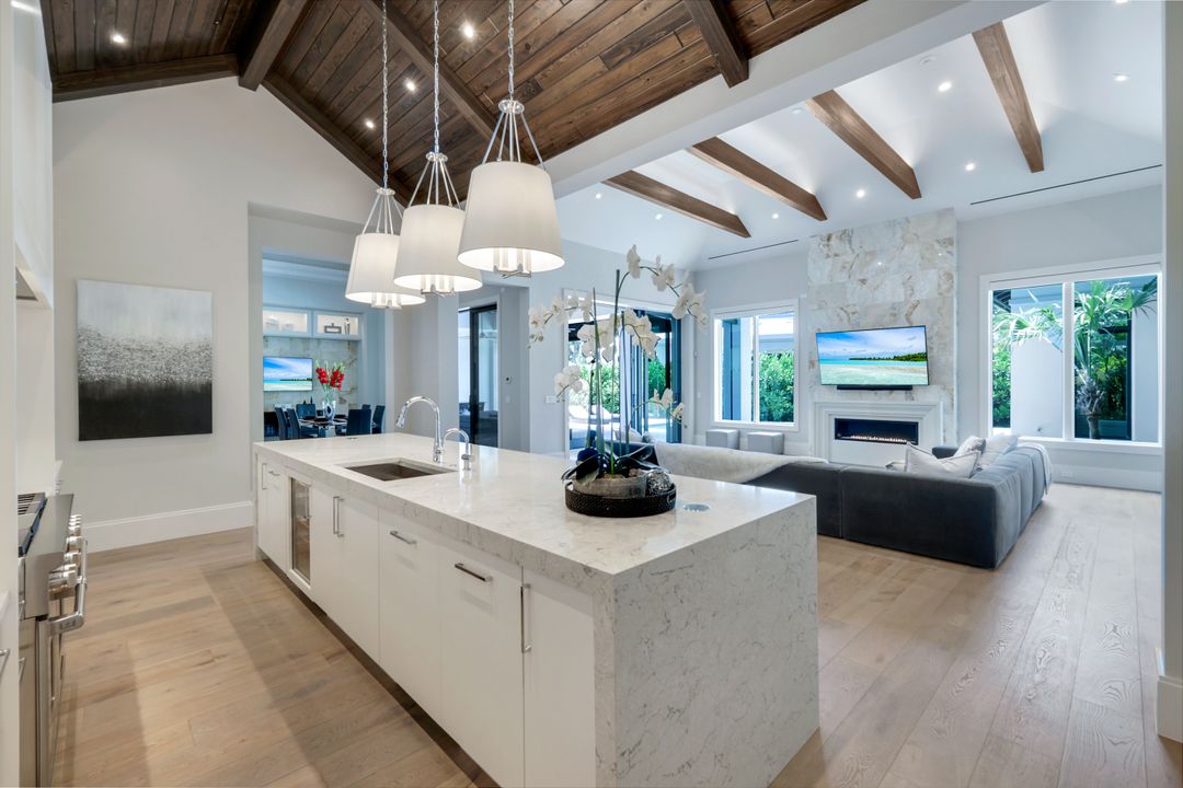 541 Whispering Pine Ct, Naples, FL 34103
