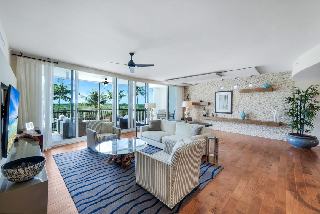 13675 Vanderbilt Dr #406, Naples, FL 34110