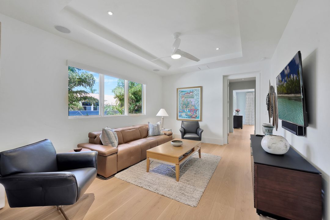 355 7th Ave S, Naples, FL 34102