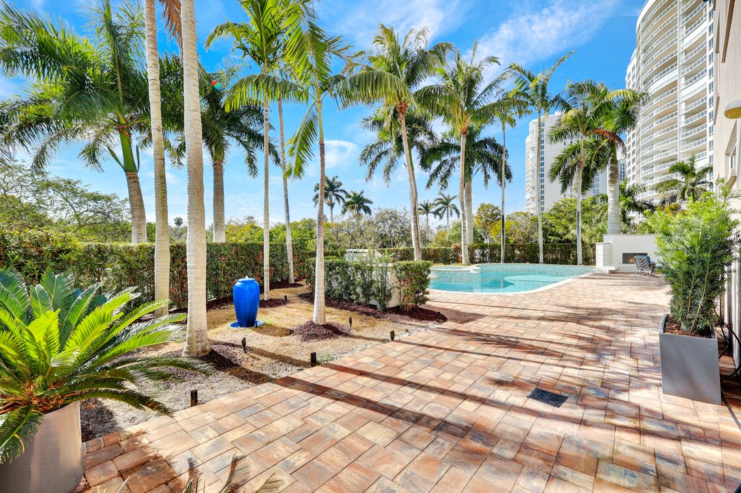 13675 Vanderbilt Dr #210, Naples, FL 34110