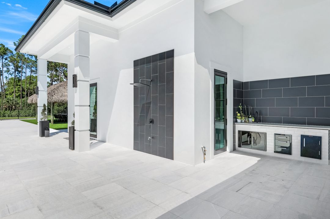 6677 Hunters Rd, Naples, FL 34109