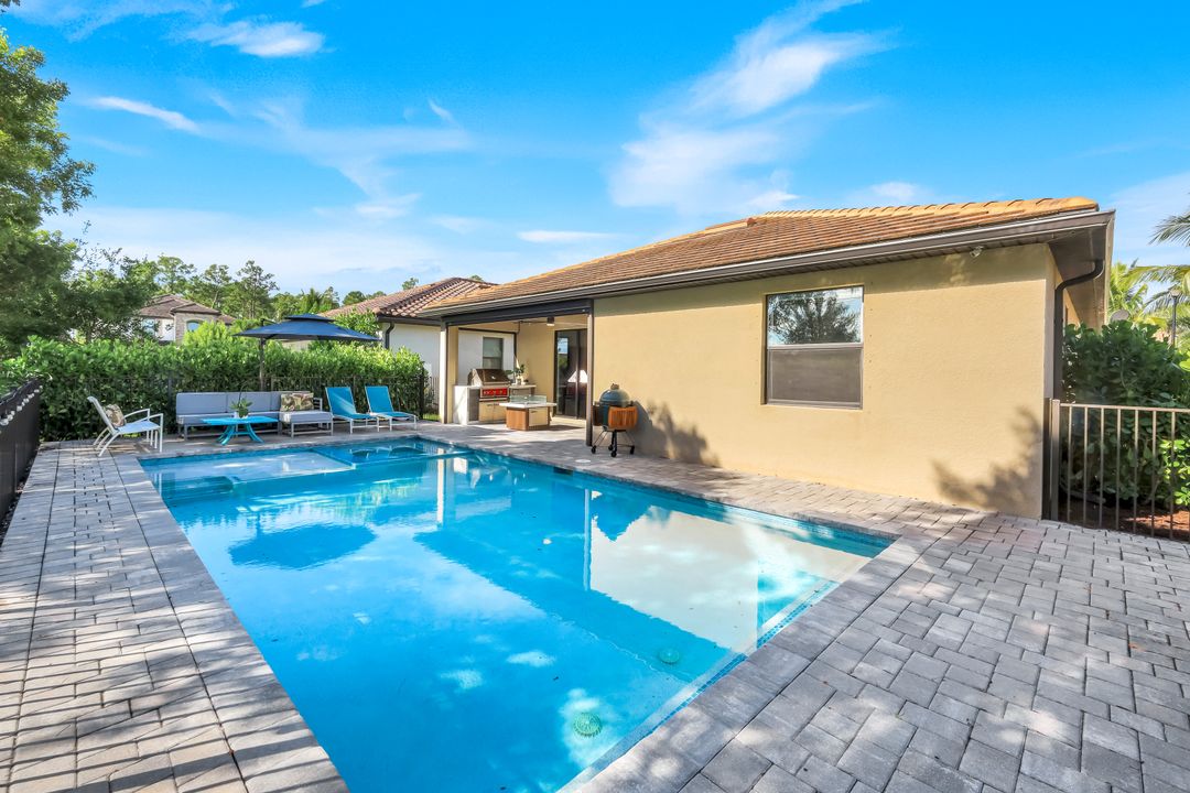 9445 Glenforest Dr, Naples, FL 34120