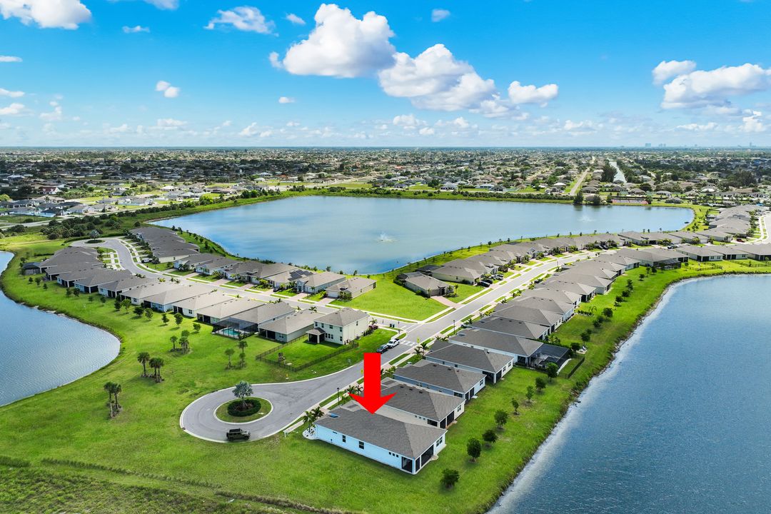 950 Stonewater Lk Ter, Cape Coral, FL 33993