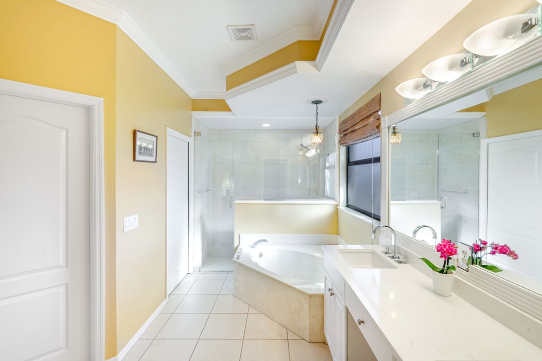 302 Sawgrass Ct, Naples, FL 34110