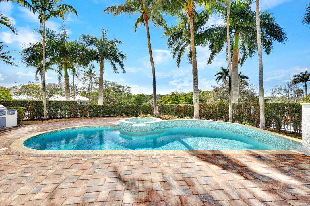 13675 Vanderbilt Dr #210, Naples, FL 34110