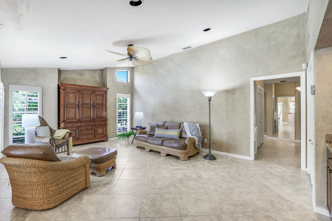 811 Pitch Apple Ln, Naples, FL 34108