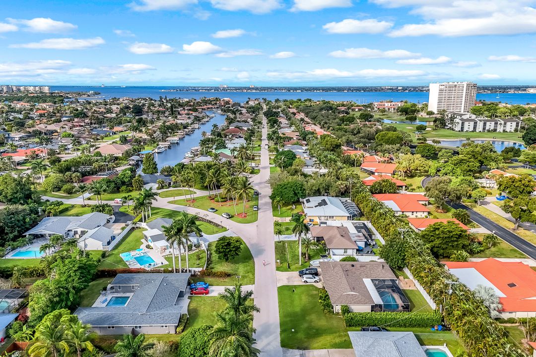 1086 N Town and River Dr, Fort Myers, FL 33919