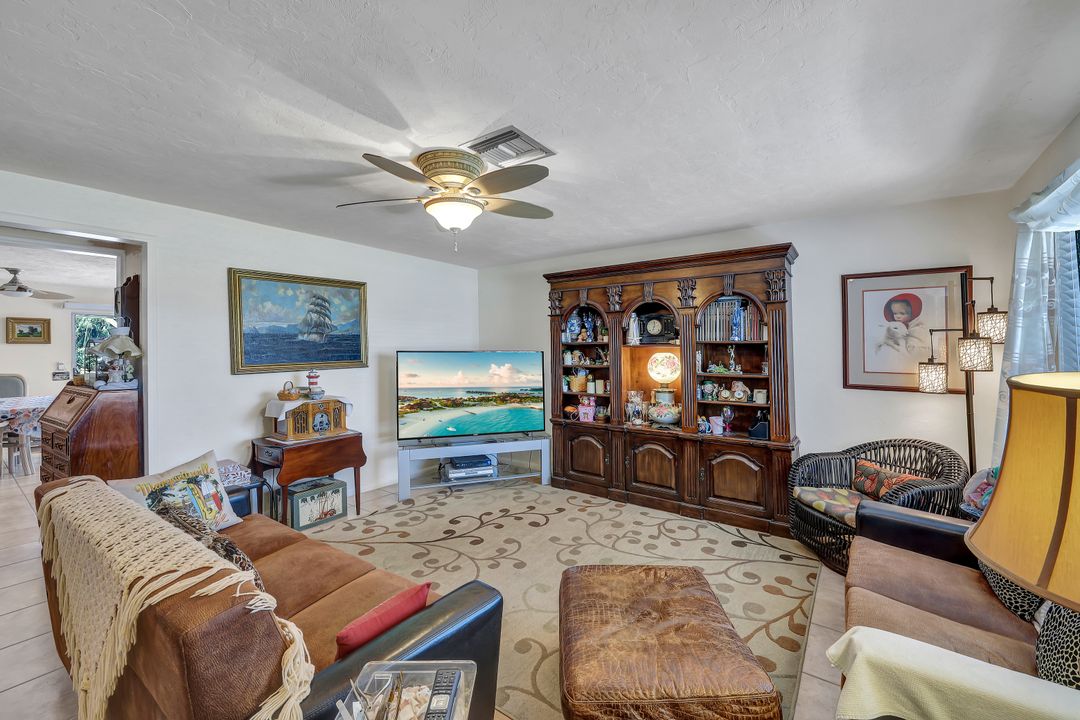 688 94th Ave N, Naples, FL 34108