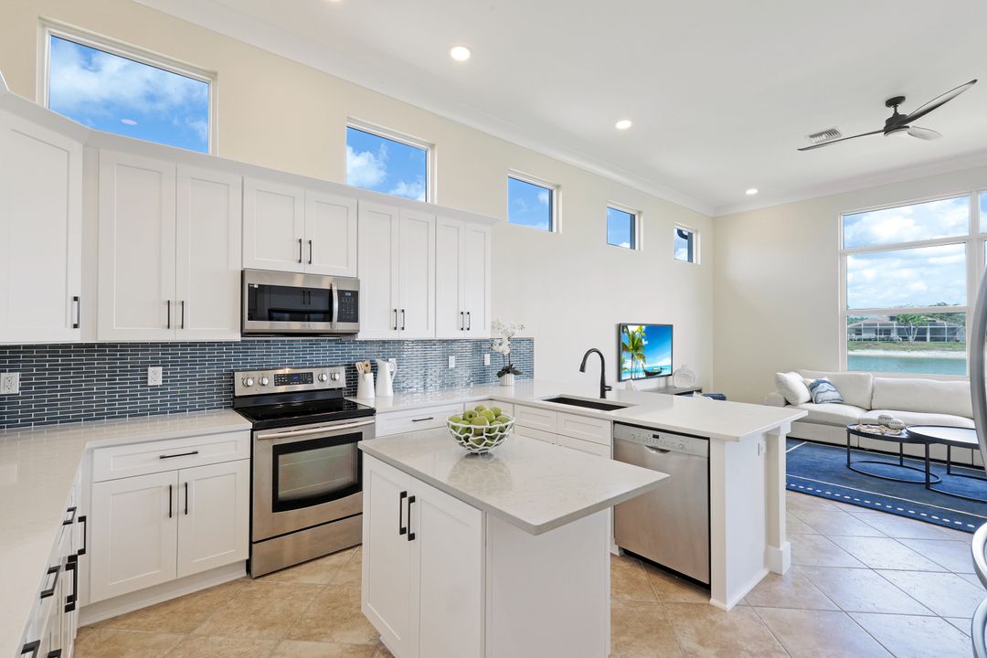 985 Chesapeake Bay Ct, Naples, FL 34120