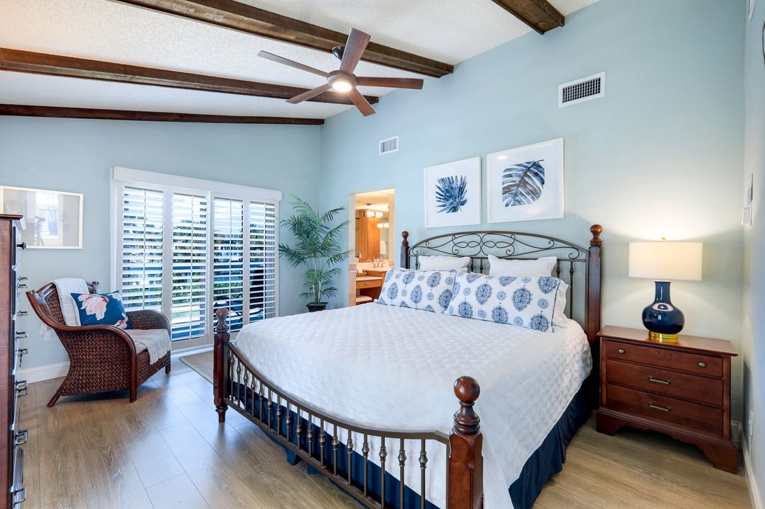 9602 Vanderbilt Dr, Naples, FL 34108