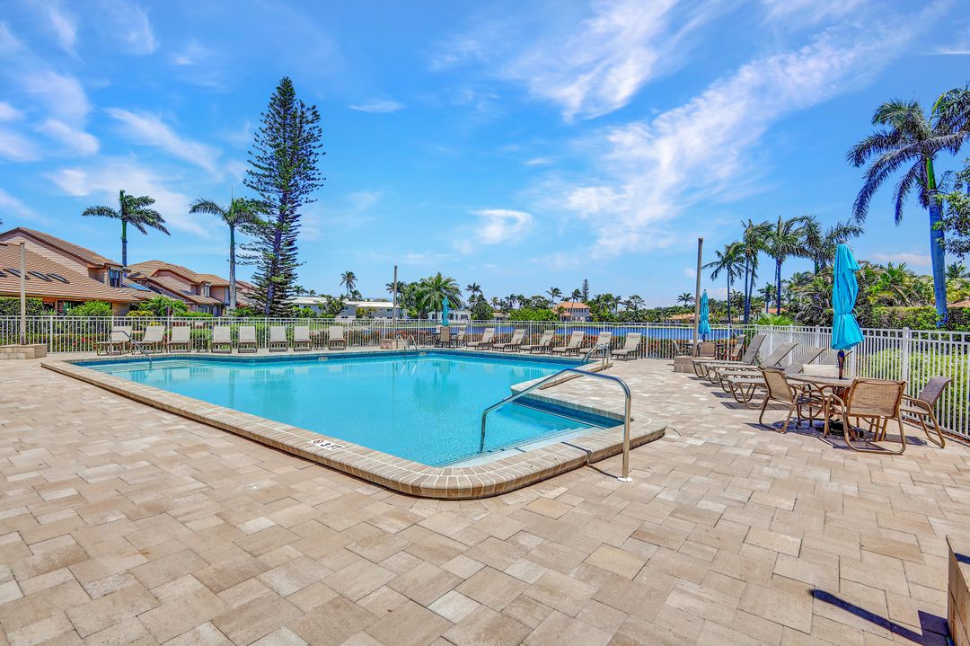 563 Park Shore Dr, Naples, FL 34103