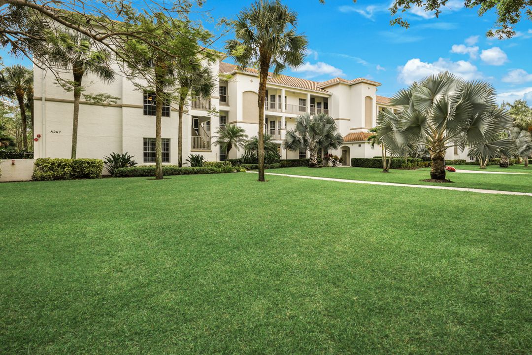 8267 Parkstone Pl #201, Naples, FL 34120