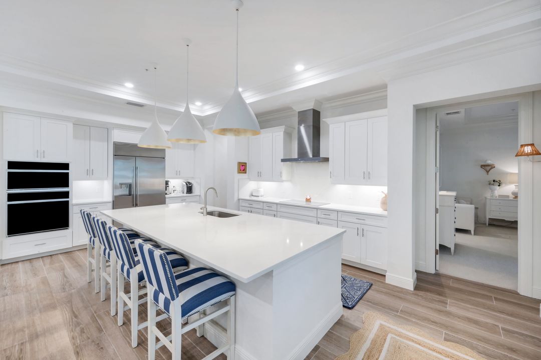 2472 Breakwater Wy #11-102, Naples, FL 34112