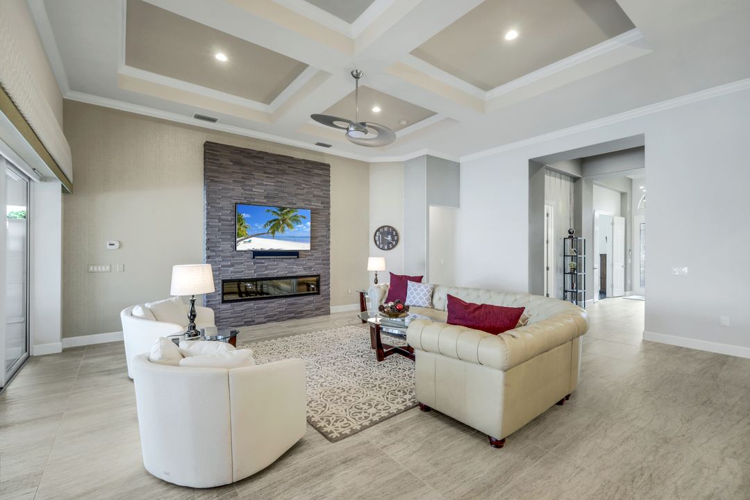 9075 Breakwater Dr, Naples, FL 34120