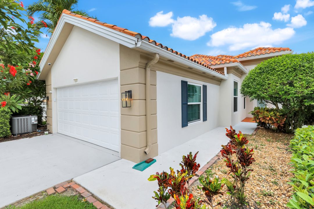 4648 Rio Poco Ct, Naples, FL 34109