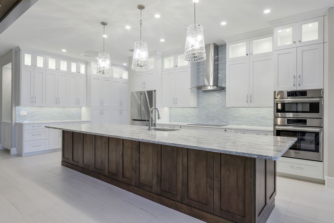 451 Saddlebrook Ln, Naples, FL 34110