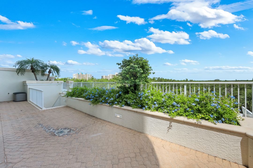 295 Grande Way #104, Naples, FL 34110