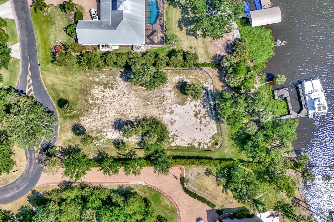 16420 Oakview Cir, Alva, FL 33920