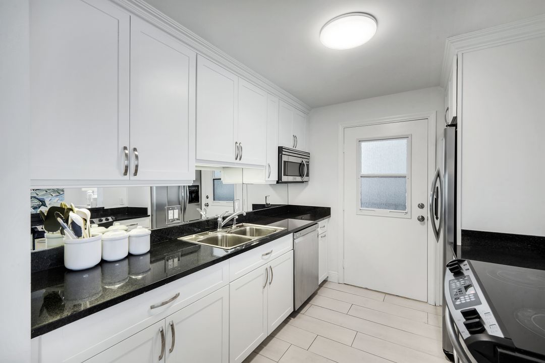 222 Harbour Dr #312, Naples, FL 34103