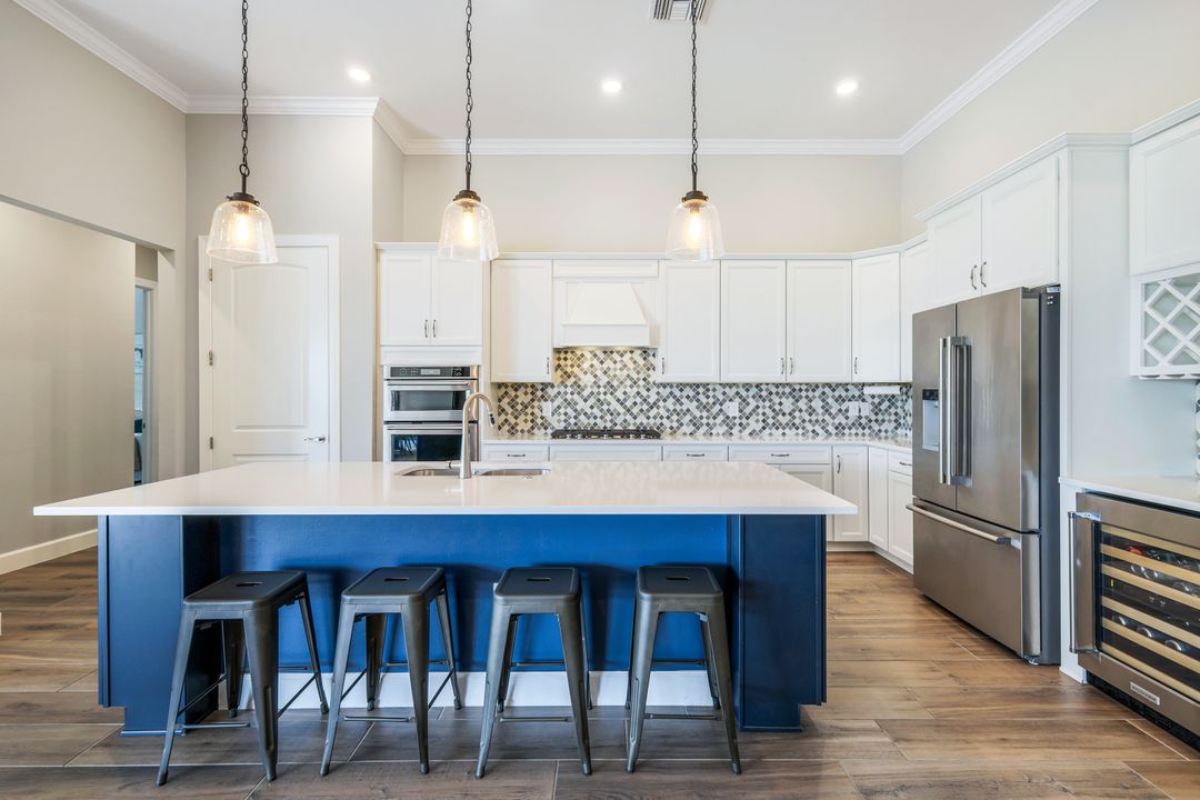 9554 Everglades Dr, Naples, FL 34120