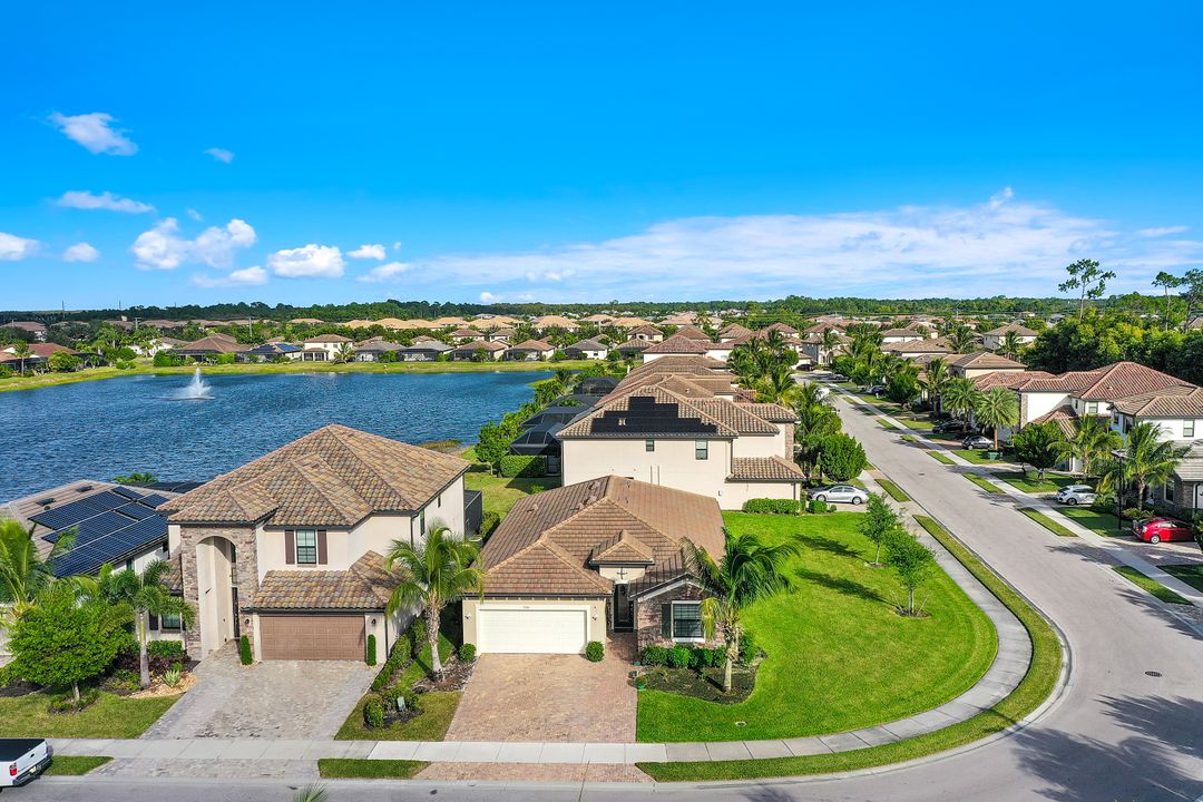 9386 Foxglove Ln, Naples, FL 34120