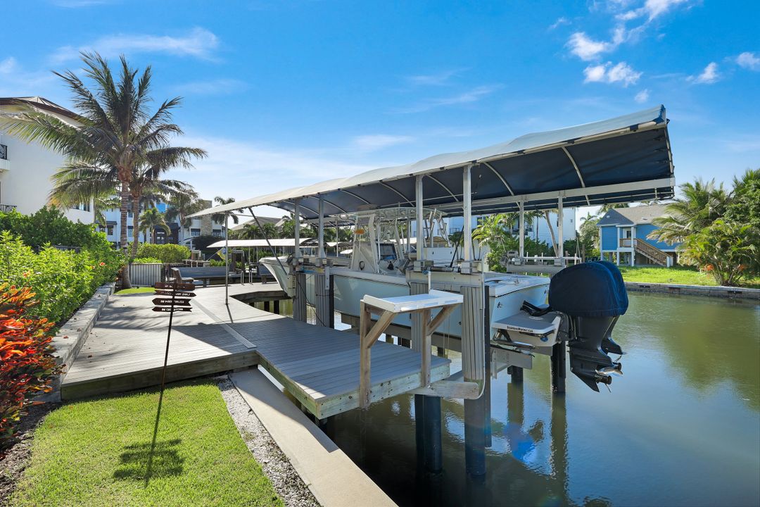 103 Bayview Ave, Naples, FL 34108