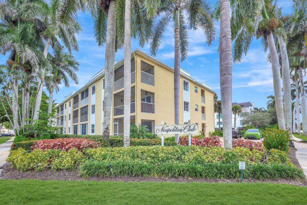 900 8th Ave S #104, Naples, FL 34102