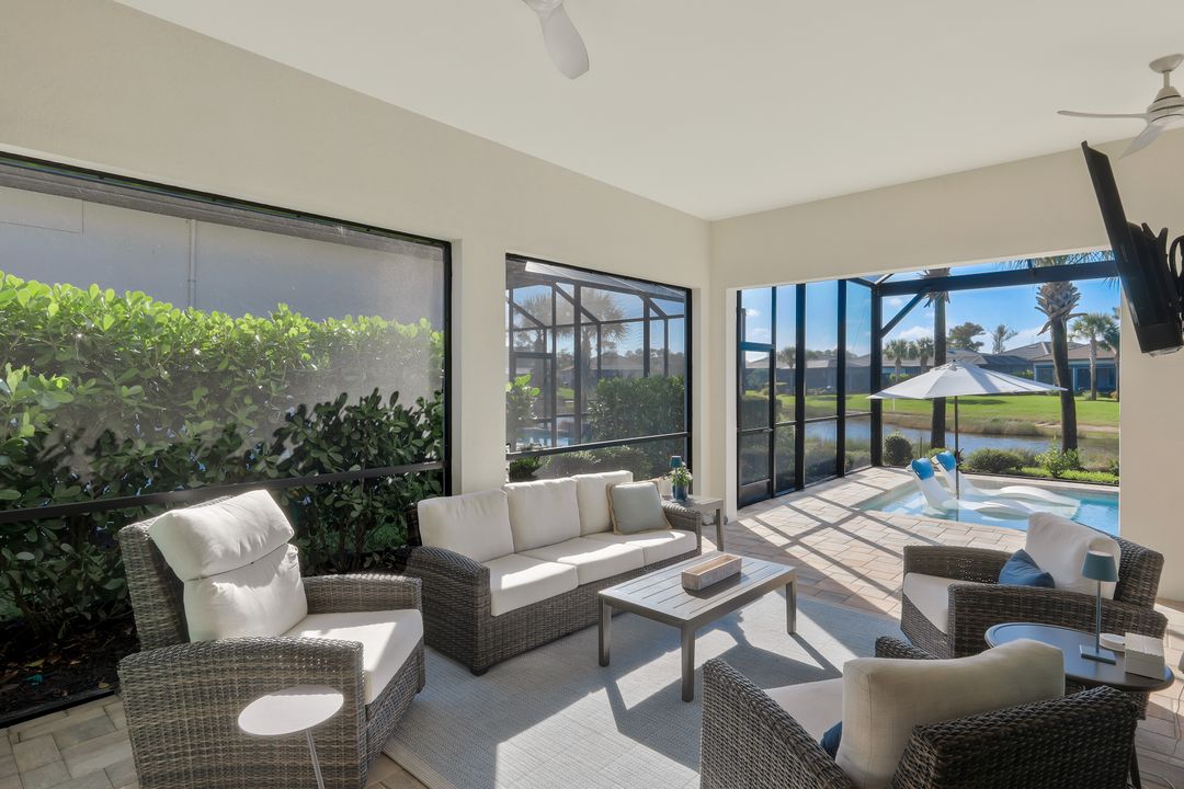 9815 Everglades Dr, Naples, FL 34120