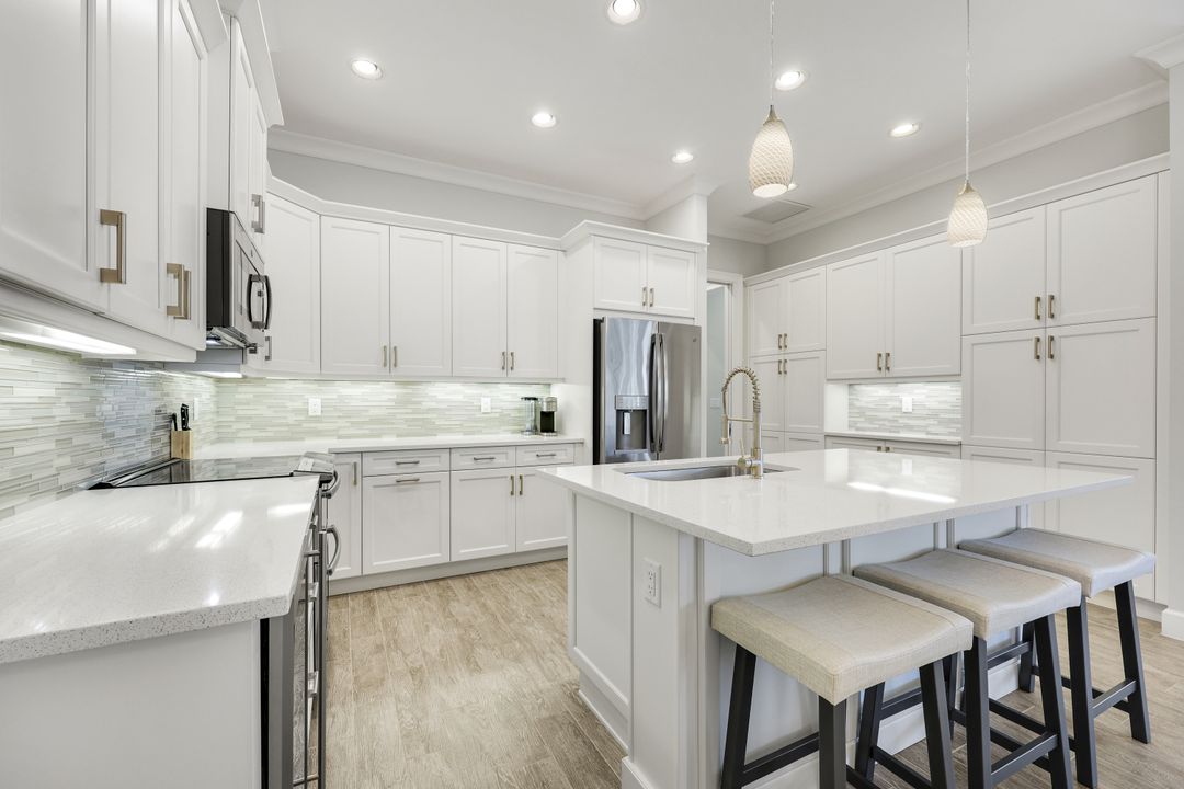 5665 Highbourne Dr, Naples, FL 34113